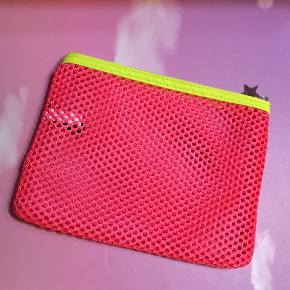 💋4/$26! Macy’s beauty bag